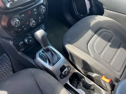Used 2022 Jeep Renegade Latitude AWD/4WD image 22