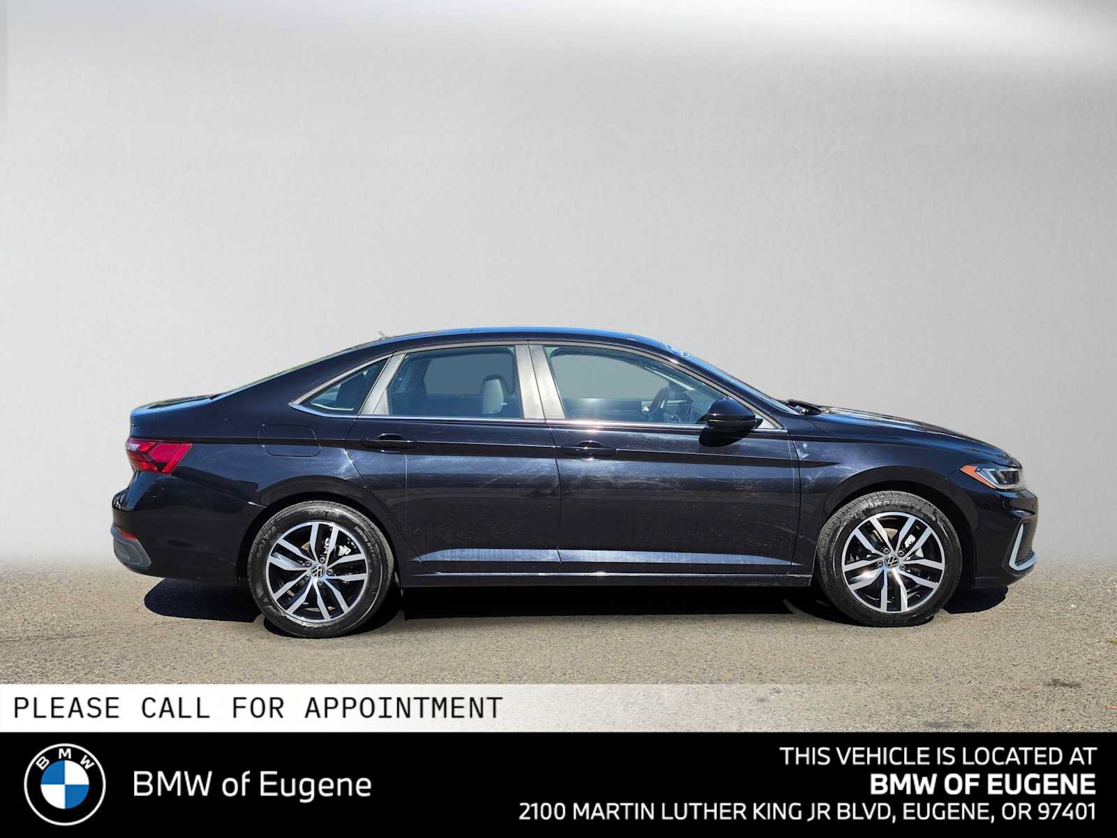 Used 2025 Volkswagen Jetta SE FWD image 2