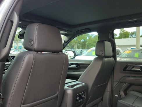 Used 2025 Chevrolet Suburban Z71 w/ Comfort Package AWD/4WD image 14