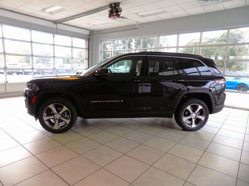 New 2026 Jeep Grand Cherokee Limited w/ Luxury Tech Group II RWD image 4