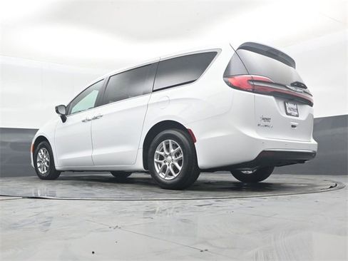 New 2026 Chrysler Pacifica Select image 41