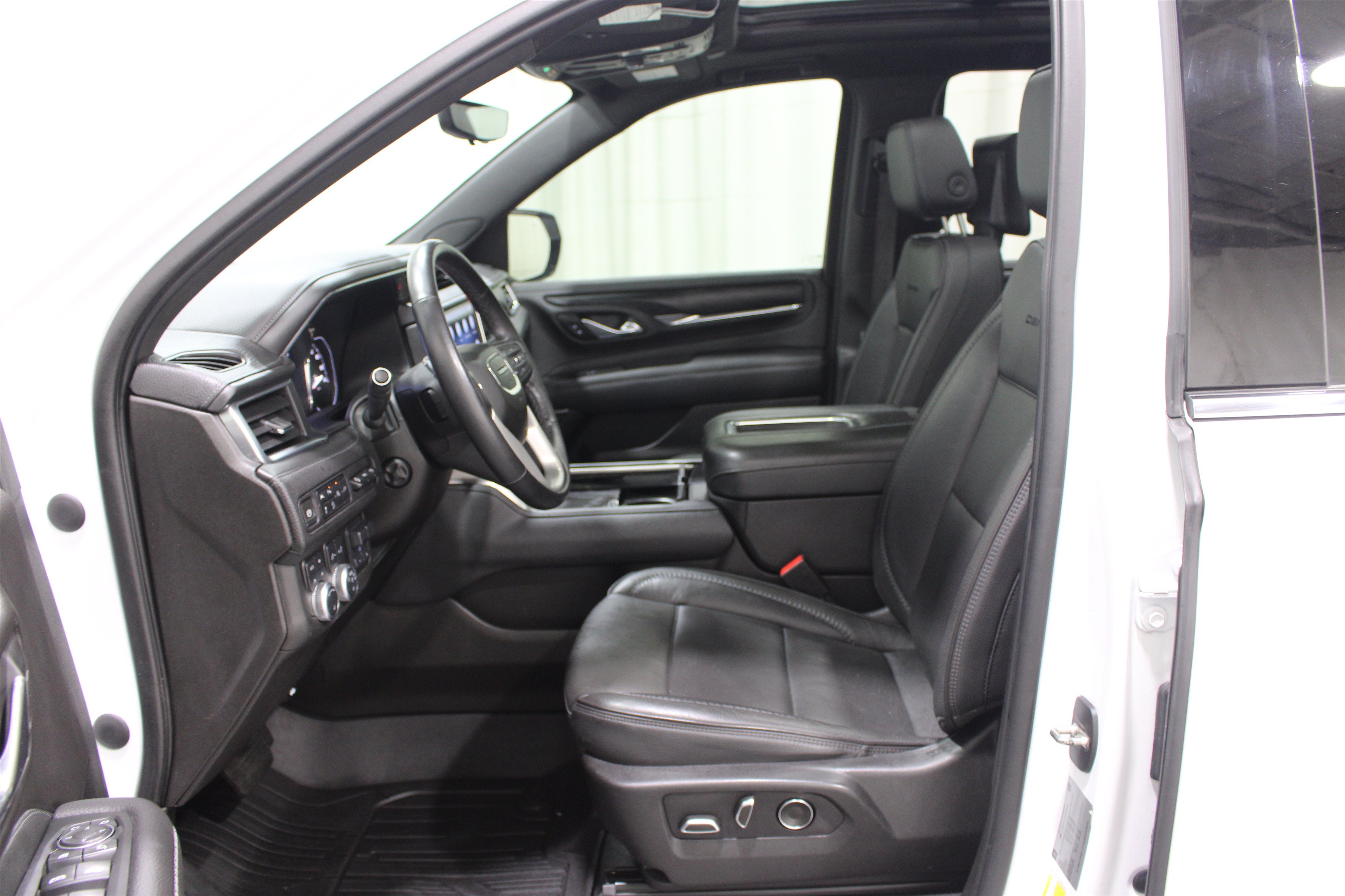Used 2021 GMC Yukon Denali w/ Denali Ultimate Package AWD/4WD image 3