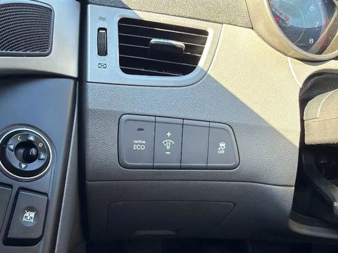 Used 2015 Hyundai Elantra SE FWD image 14