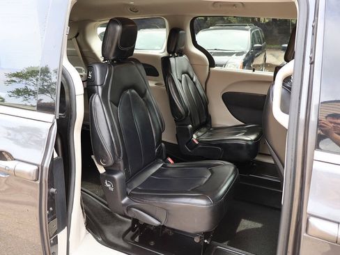 Used 2021 Chrysler Voyager Lxi FWD image 30