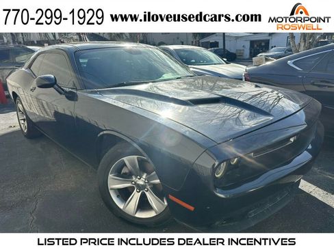 Used 2016 Dodge Challenger SXT image 1