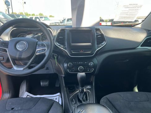 Used 2019 Jeep Cherokee Latitude w/ Popular Appearance Group FWD image 7