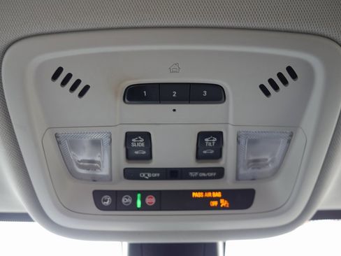 Used 2021 Chevrolet Traverse RS image 21