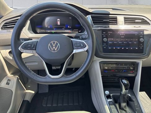 Used 2024 Volkswagen Tiguan SE AWD/4WD image 15
