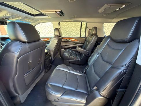 Used 2018 Cadillac Escalade ESV Luxury AWD/4WD image 16