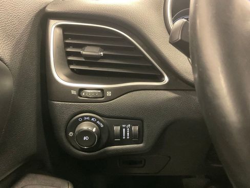 Used 2020 Jeep Cherokee Trailhawk w/ Cold Weather Group AWD/4WD image 12