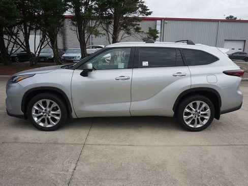 Used 2024 Toyota Highlander Limited AWD/4WD image 22