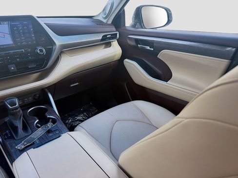 Used 2022 Toyota Highlander Limited image 22