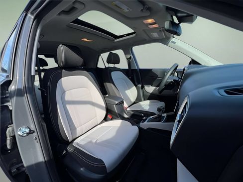 Used 2025 Hyundai Venue SEL FWD image 23