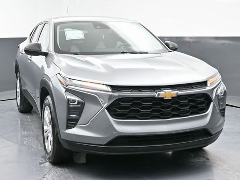 Used 2024 Chevrolet Trax LS w/ Driver Confidence Package image 4
