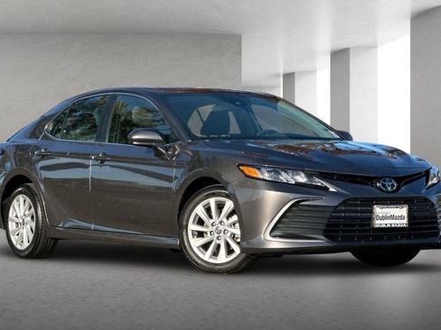 Used 2022 Toyota Camry LE image 2
