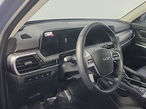 Used 2025 Kia Telluride EX w/ EX Captain's Chair Package AWD/4WD image 16