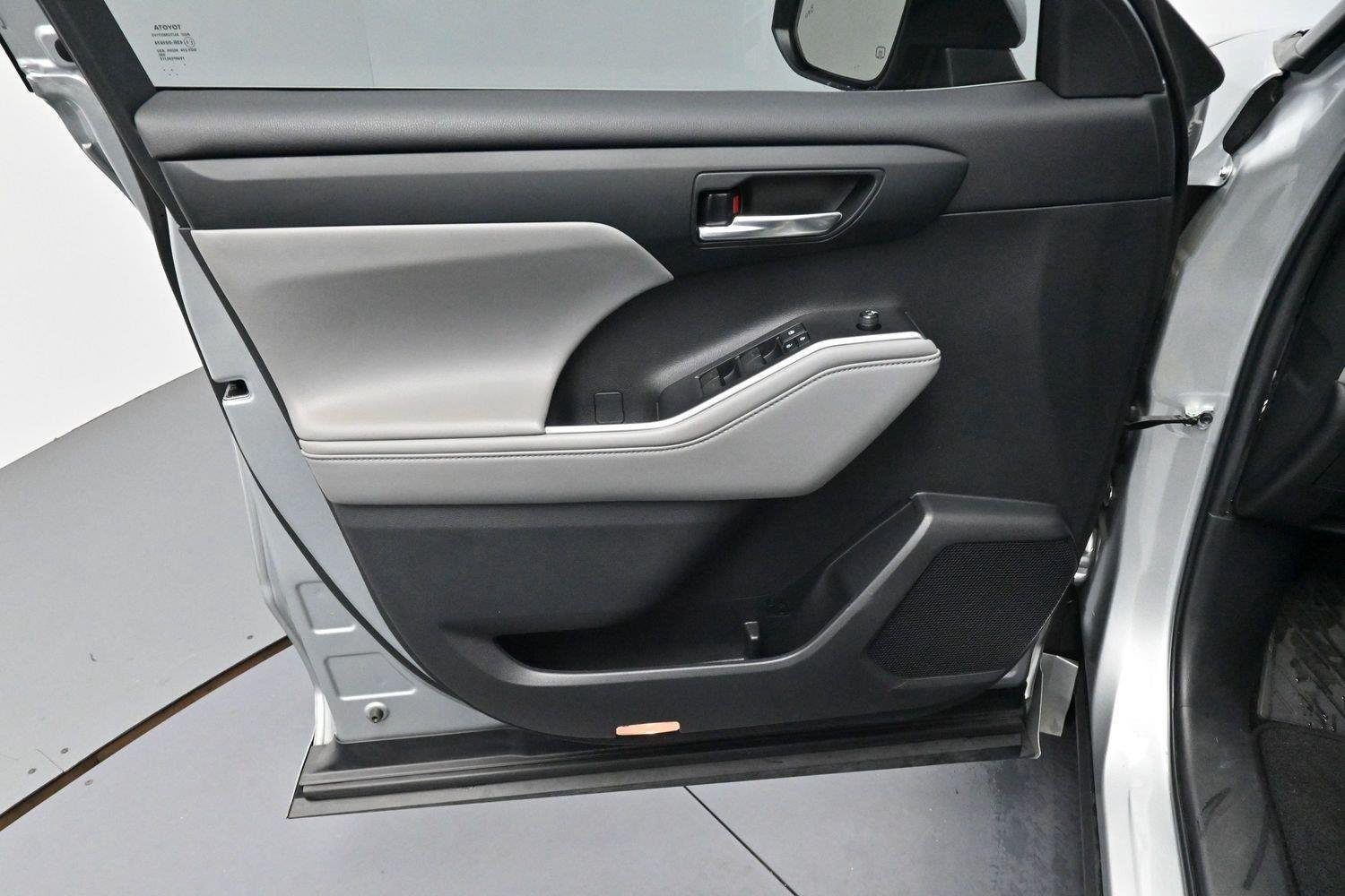 Used 2022 Toyota Highlander XLE FWD image 11