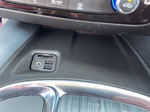 Used 2021 Buick Enclave Essence image 19