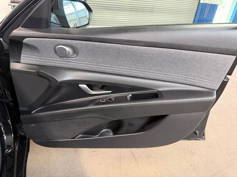 Used 2023 Hyundai Elantra Limited FWD image 11