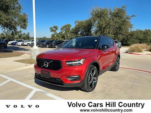 Used 2019 Volvo XC40 T5 R-Design image 1