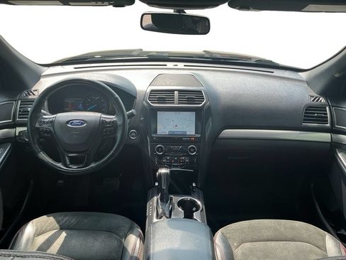 Used 2018 Ford Explorer XLT w/ Equipment Group 202A FWD image 17