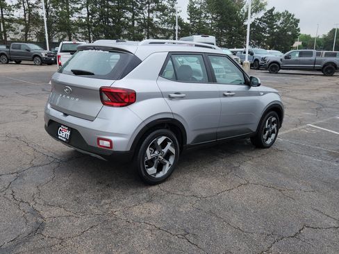 Used 2024 Hyundai Venue SEL FWD image 11