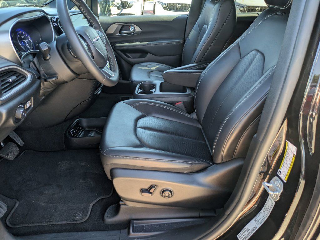 Used 2025 Chrysler Pacifica Select FWD image 14