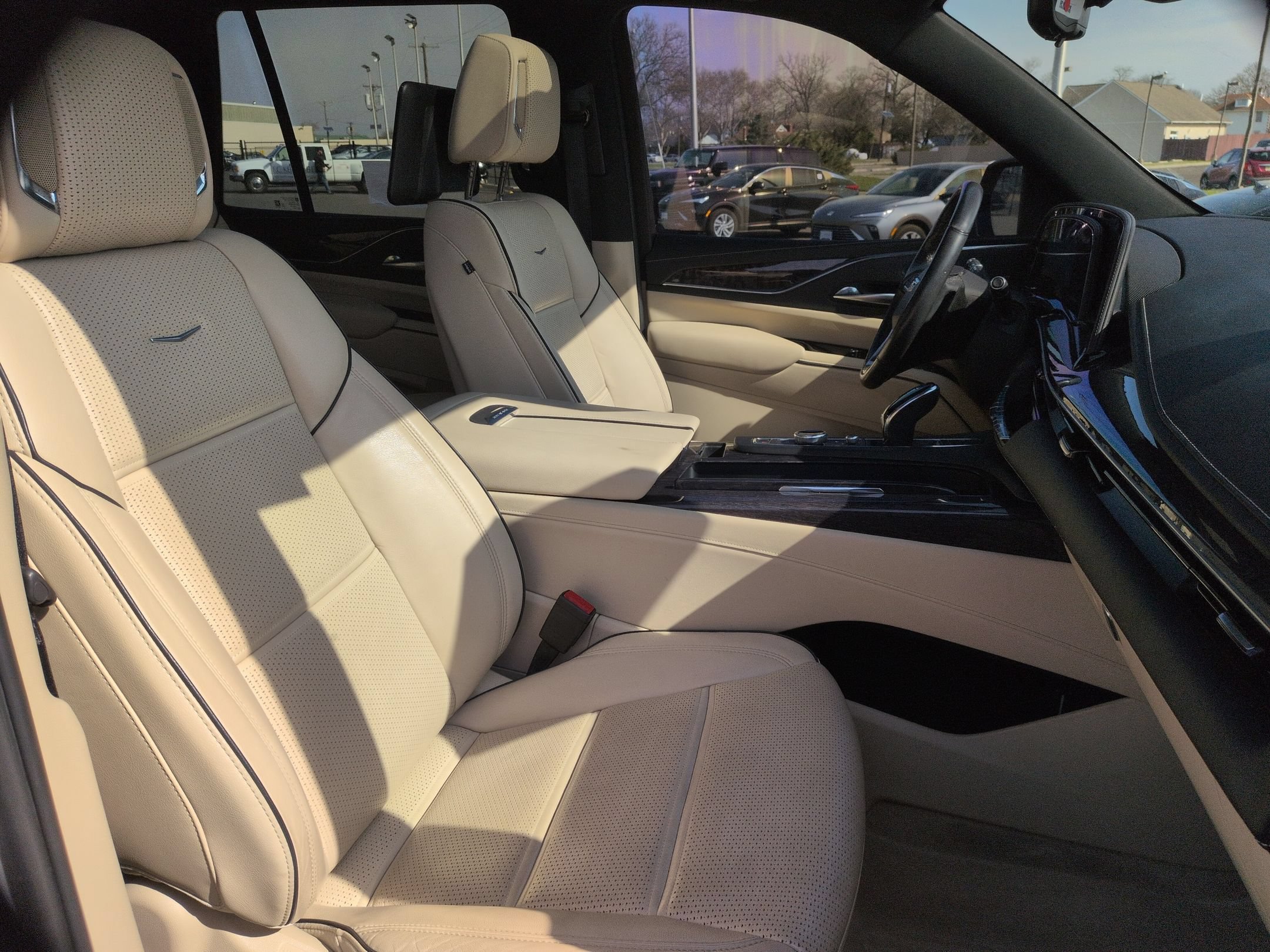 Certified 2021 Cadillac Escalade Premium Luxury AWD/4WD image 29