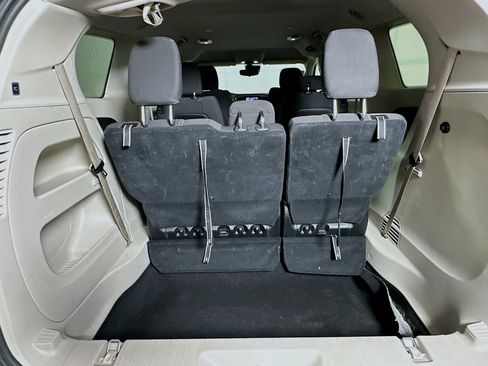 Used 2023 Chrysler Voyager LX image 30