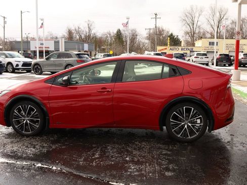 Used 2024 Toyota Prius XLE AWD/4WD image 8