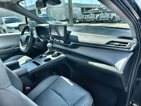 Used 2025 Toyota Sienna XLE image 30