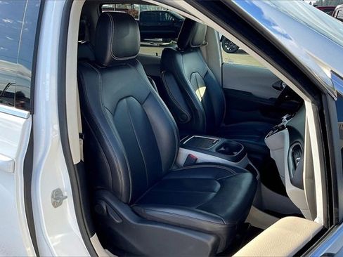 Used 2024 Chrysler Pacifica Touring-L image 8