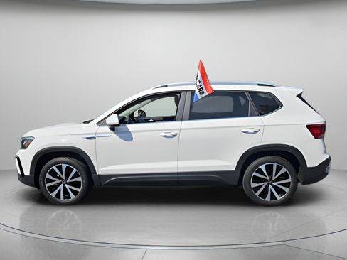Used 2023 Volkswagen Taos SE w/ Panoramic Sunroof Package FWD image 2