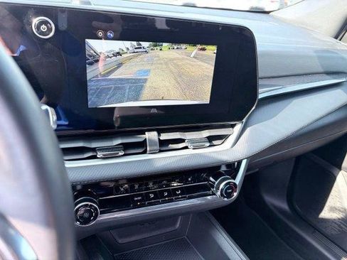 Used 2025 Chevrolet Equinox LT FWD image 3