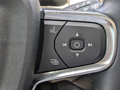 Used 2023 Volvo XC40 B5 Plus image 29