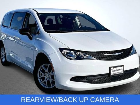 Used 2024 Chrysler Voyager LX image 3