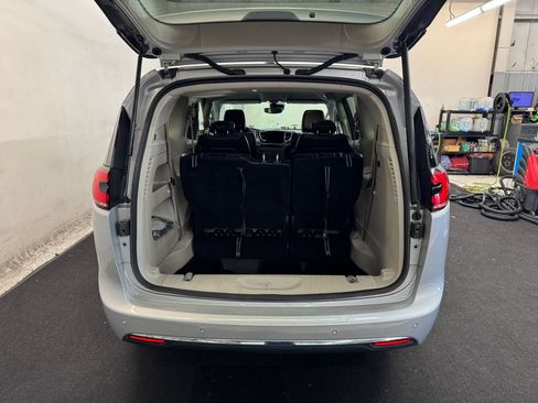 Used 2023 Chrysler Pacifica Touring-L FWD image 6