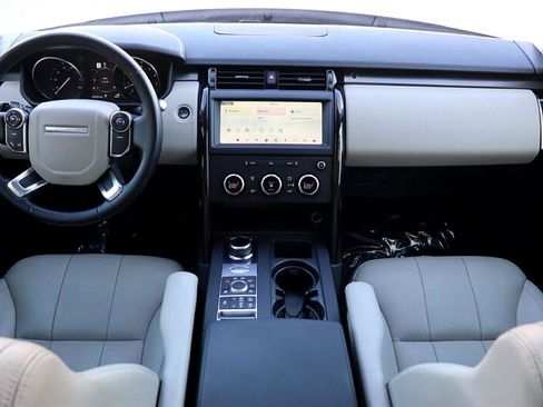 Used 2018 Land Rover Discovery SE image 24