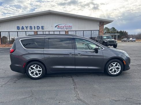 Used 2018 Chrysler Pacifica Touring Plus w/ Tire & Wheel Group image 4