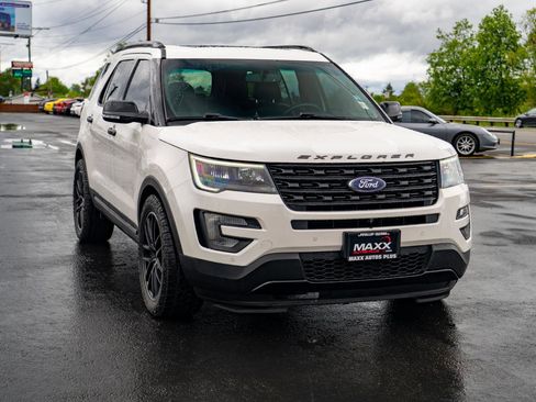 Used 2016 Ford Explorer Sport w/ Equipment Group 401A AWD/4WD image 2