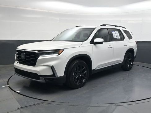 Used 2025 Honda Pilot Touring image 8