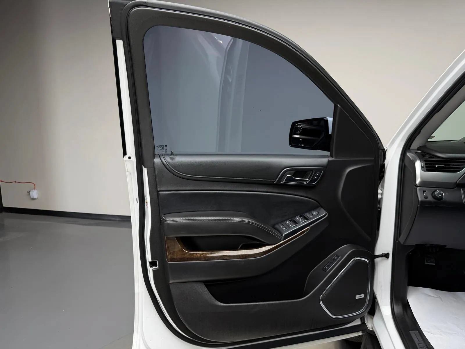 Used 2015 Chevrolet Suburban LT RWD image 28