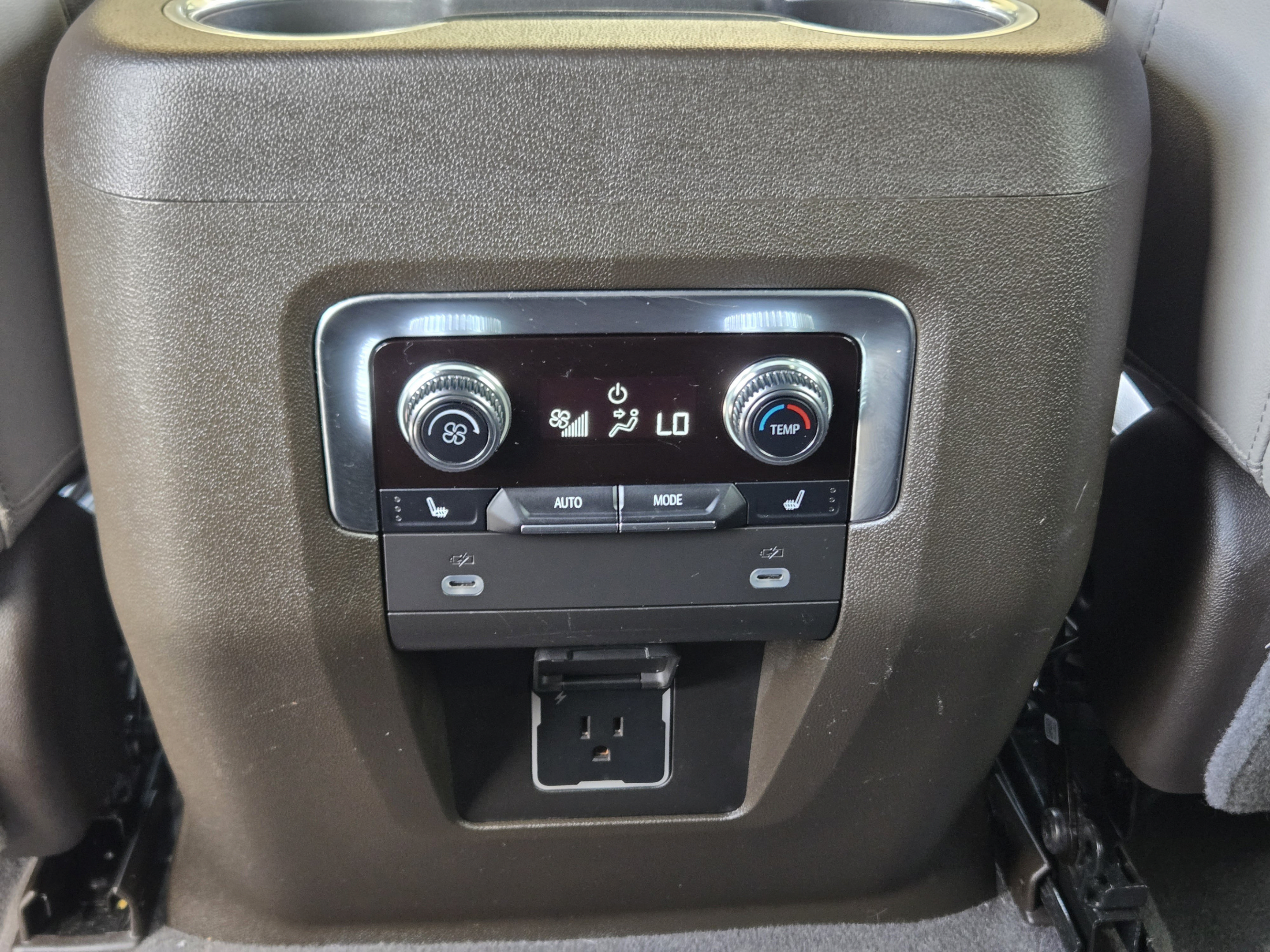 Used 2024 GMC Yukon XL SLT w/ SLT Premium Package AWD/4WD image 39