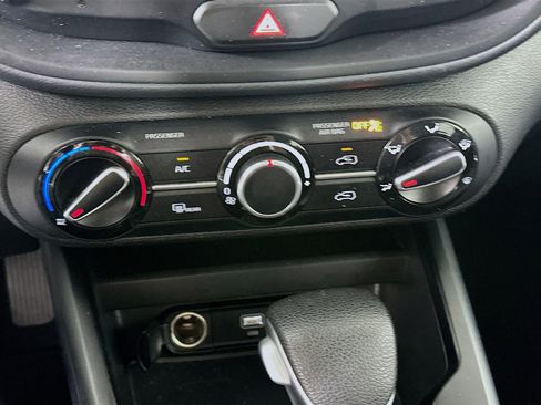 Used 2025 Kia Soul LX w/ LX Technology Package FWD image 22