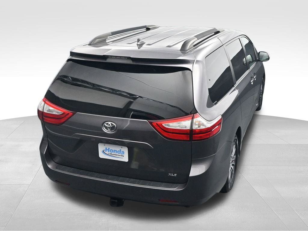 Used 2018 Toyota Sienna XLE w/ XLE Navigation Package FWD image 30
