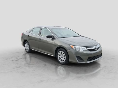 Used 2012 Toyota Camry LE FWD image 2