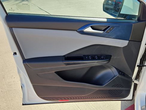 Certified 2023 Volkswagen Taos SE w/ Panoramic Sunroof Package image 12