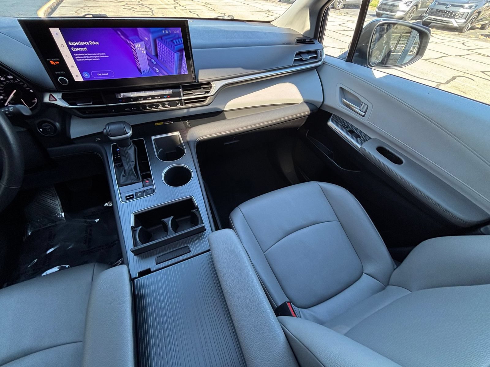 Used 2025 Toyota Sienna XLE FWD image 37