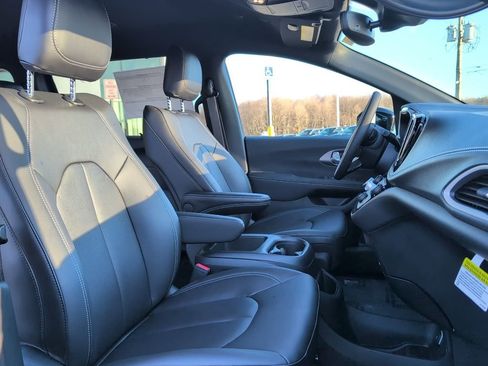 New 2026 Chrysler Pacifica Select image 11