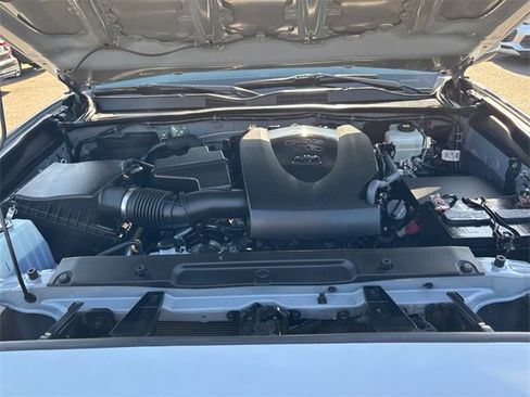 Used 2021 Toyota Tacoma TRD Off-Road w/ Technology Package image 31